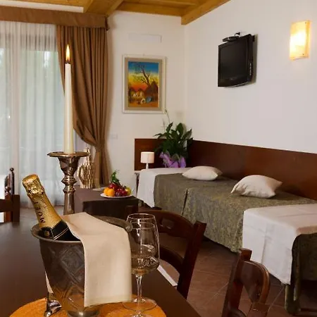 Apartmanhotel Ristorante Al Cardellino 3*